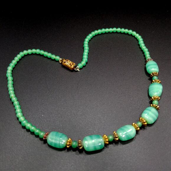 Vintage Green Glass 1930s Beaded Choker Necklace - Picture 4 of 10